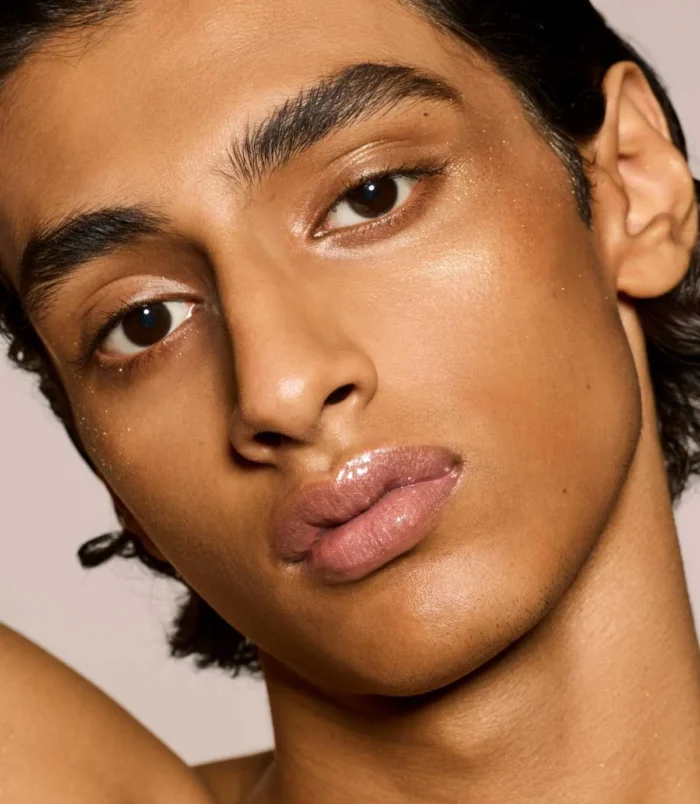 FB_FALL24_T2BEAUTY_COREREFRESH_GLOSSBOMB-ORIGINAL_FUSSY_NYLE_1200X1500_72DPI FB_FALL24_T2BEAUTY_COREREFRESH_GLOSSBOMB-ORIGINAL_FUSSY_NYLE_1200X1500_72DPI